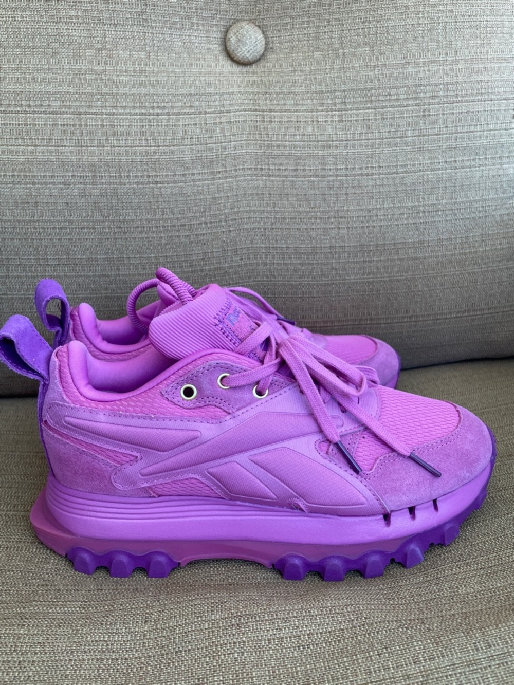 Reebok x Cardi B Classic Leather V2 sneakers purple lilac Ultraberry size   7 - Picture 2 of 9